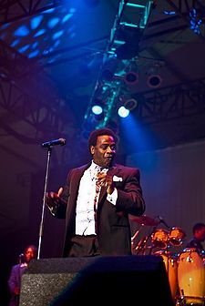 O cantaire, compositor, musico y productor estausunidense Al Green, mientres una actuación en 2008.