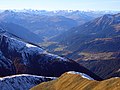 English: Wiesen, Schmitten, Alvaneu and Tiefencastel, picture taken from Älplihorn (Davos, Grison, Switzerland) Deutsch: Wiesen, Schmitten, Alvaneu und Tiefencastel, aufgenommen von Älplihorn (Davos, Graubünden, Schweiz) Rumantsch: Tagn, Ferrera, Alvagni e Casti, piglia se davent digl Älplihorn (Tavo, Grischun, Svizra) Italiano: Wiesen, Schmitten, Alvaneu e Tiefencastel, fotografato dal Älplihorn (Davos, Grigioni, Svizzera)