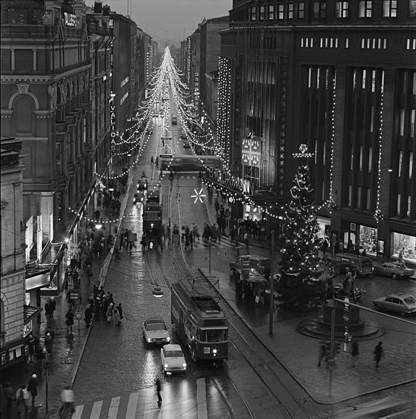 File:Aleksanterinkatu joulukatuna - N212756 - hkm.HKMS000005-0000106l.jpg