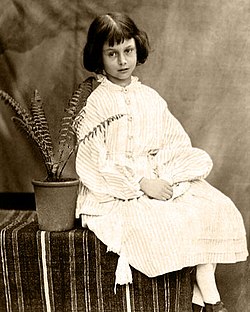 アリス7歳のポートレート。ルイス・キャロルが1860年に撮影した。