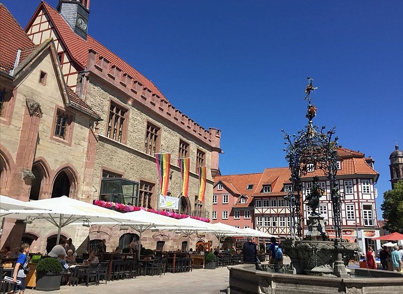 File:Altes Rathaus mit Gänseliesel.jpg