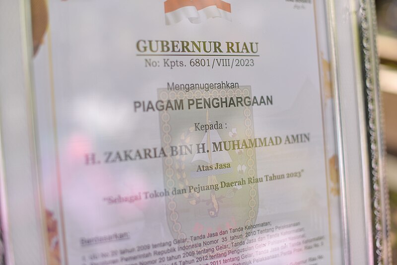 File:An award for Zakaria bin Muhammad Amin.jpg