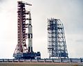 Vývoz nosnej rakety Saturn V z montážnej haly VAB k štartovacej rampe