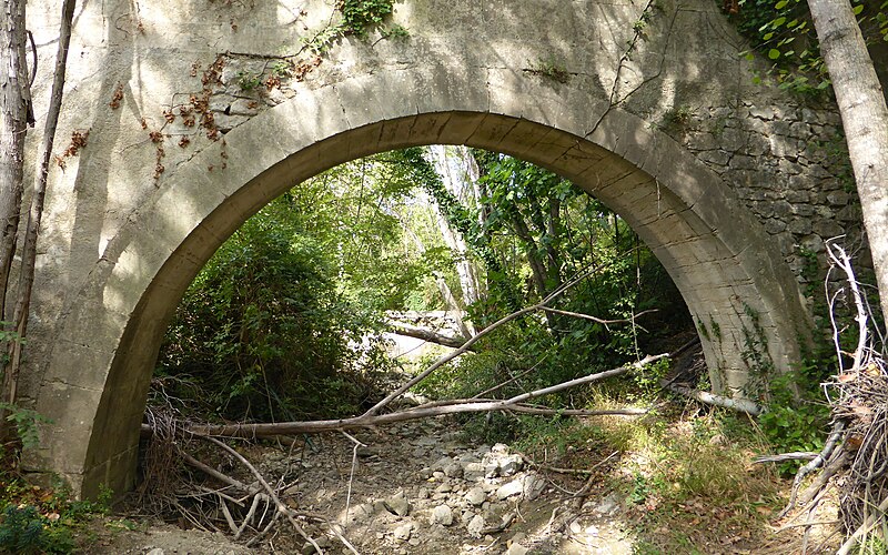 File:Aqueduc Saint Clément - L'arche du Ravin d'Embarre et son barrage écrêteur de crue.jpg