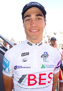 Antoine Warnier revêtant son maillot de meilleur grimpeur lors du départ de la 3e étape du Paris-Arras Tour 2015 à Arras.