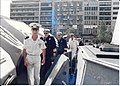 מפקד הצי ההלני אדמירל הרקלס דריקוס עם אלוף רם באח"י גאולה שהגיעה יחד עם אח"י מולדת לביקור בפיראוס, 1992. מוביל מפקד הספינה רס"ן אבי ארזוני מלווה אל"ם דוד בן-בעשט מפקד שייטת ספינות הטילים.