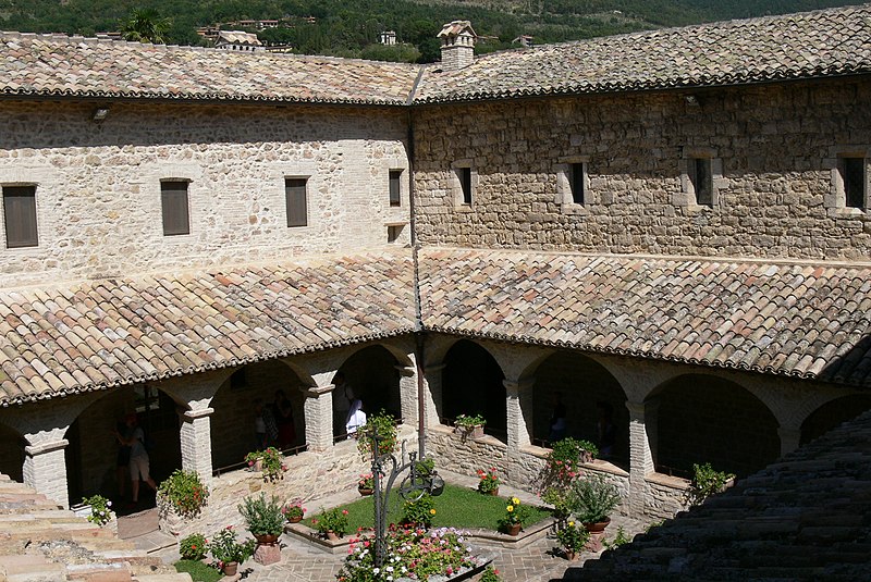 File:Assisi San Damiano - Kreuzgang 1.jpg
