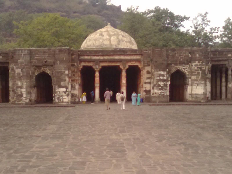 File:At the foot of Dualatabad fort, Aurangabad..jpg