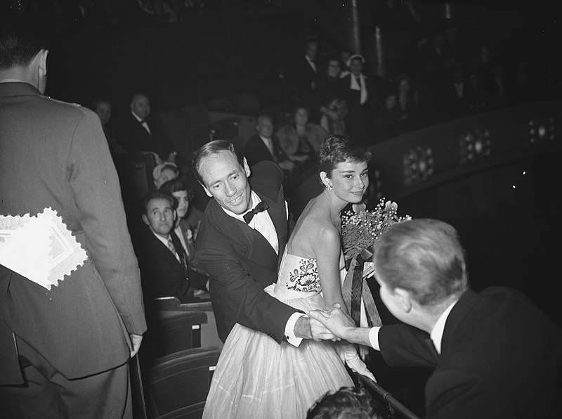 File:Audrey Hepburn en echtgenoot Mel Ferrer bij feestavond film Tuschinsky, Bestanddeelnr 906-8180.jpg