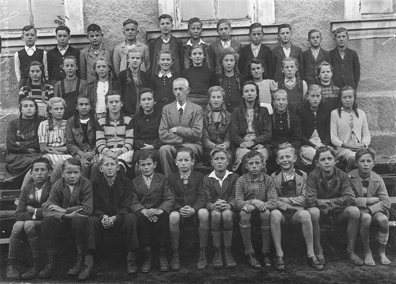 File:August-Högn-Fotoarchiv; Klassenfoto 1945.jpg