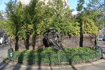 Statue d'Auguste Rodin située à l'angle avec l'avenue Victor-Hugo : Victor Hugo et les Muses (1909)[21] ; elle est inaugurée en 1964. Une autre version se trouve au musée Rodin[22],[Note 1].