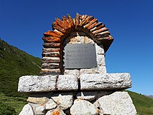 Stèle, Porté-Puymorens. Une avalanche en mars 1954 tue deux personnes, au niveau des anciennes mines.