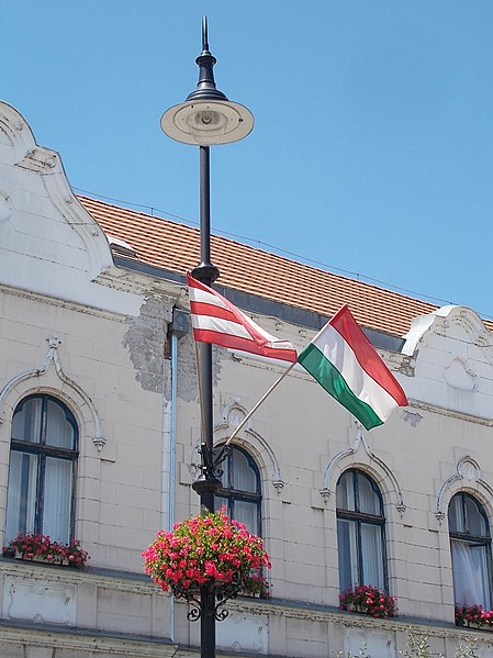 File:Bíróság, zászlók, 2018 Ráckeve.jpg