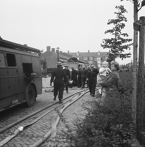 File:BB oefening in tuinstad Slotermeer, Bestanddeelnr 911-5752.jpg