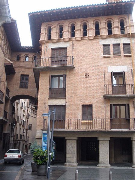 File:Barbastro - Centro Cultural Entrearcos (casa natal de Escriva de Balaguer) 1.JPG