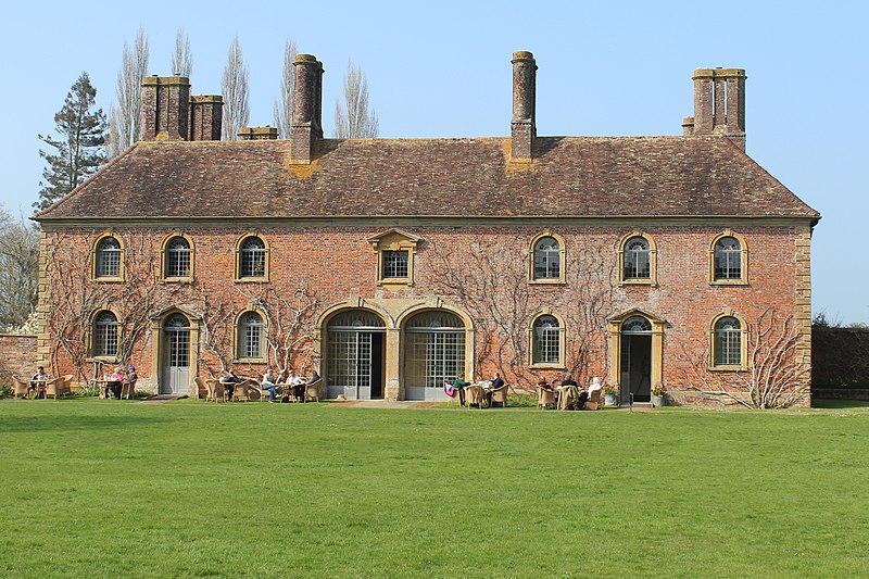 File:Barrington Court Stables, South facade.jpg