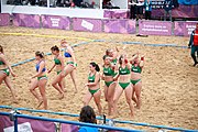 Deutsch: Beachhandball bei den Olympischen Jugendspielen 2018; Tag 6, 12. Oktober 2018; Mädchen, Hauptrundenspiel – Ungarn-Niederlande 2:1 English: Beach handball at the 2018 Summer Youth Olympics at 12 October 2018 – Girls Main Round – Hungary-Netherlands 2:1