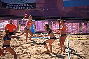 Deutsch: Beachhandball bei den Olympischen Jugendspielen 2018; Tag 3, 10. Oktober 2018; Mädchen, Vorrunde, Gruppe B - Niederlande-Argentinien 2:0 English: Beach handball at the 2018 Summer Youth Olympics at 10 October 2018 – Girls Preliminary Round Group B‎ – Netherlands-Argentina 2:0