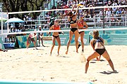 Deutsch: Beachvolleyball bei den Olympischen Jugendspielen 2018; Tag 9, 15. Oktober 2018; Mädchen, Viertelfinale: USA-Spanien 2–1 (21–19/17–21/15–9) English: Beach volleyball at the 2018 Summer Youth Olympics at 15 October 2018 – Girls Quarterfinals: USA-Spain 2–1 (21–19/17–21/15–9)