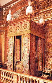 Фотография королевской спальни в современном дворцовом музее.