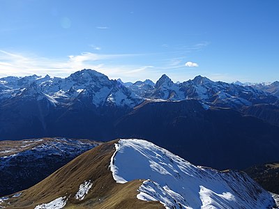 Blick nach Südwesten zu den Bergüner Stöcken mit (v.l.n.r) Piz Ela, Piz Platta, Piz Forbesch, Tinzenhorn und Piz Mitgel.