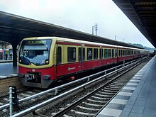 Triebwagen der DB-Baureihe 481 auf der Linie S 1 auf dem Weg nach Oranienburg, 2010