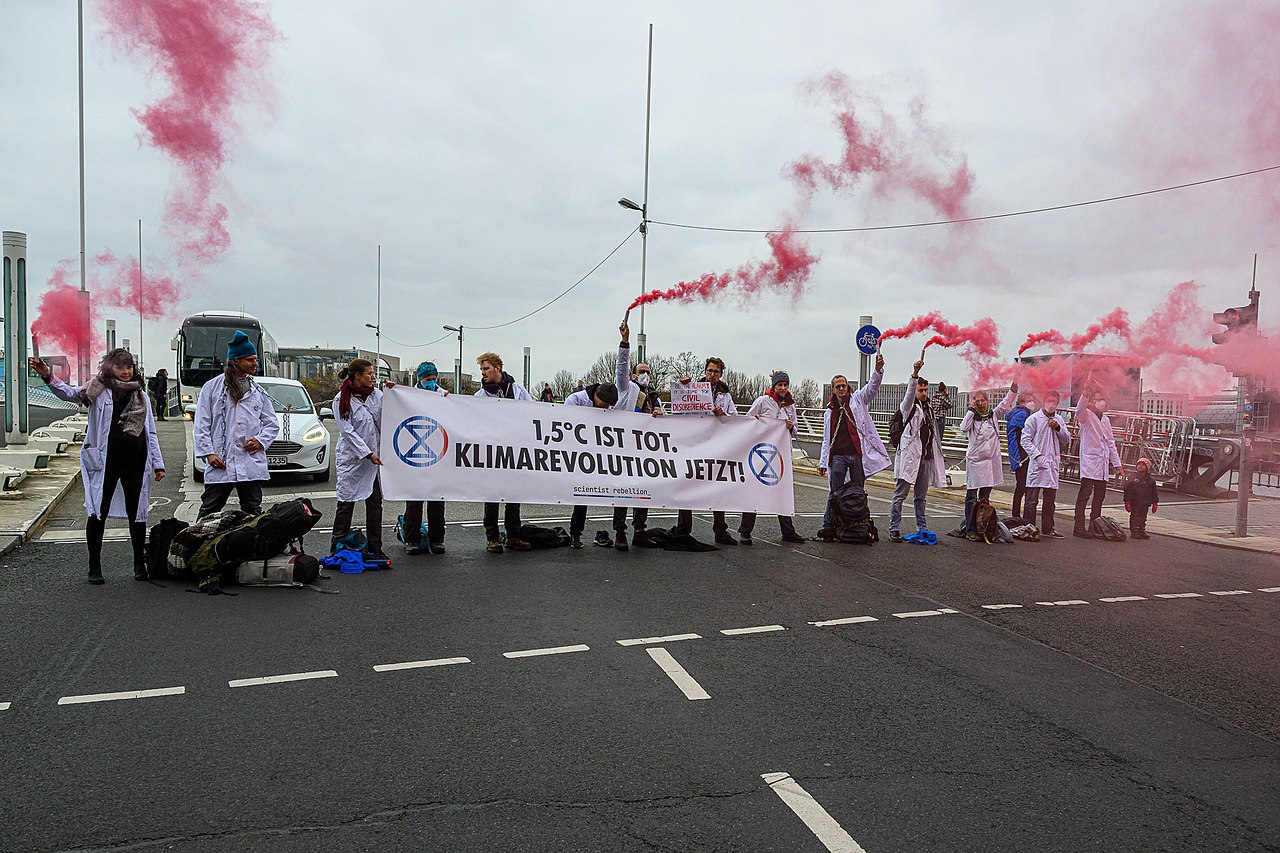 Blockade Kronprinzenbrücke durch Science Rebellion, Berlin, 06.04.2022 (51990580737).jpg