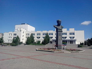 Дом культуры и памятник Шевченко