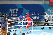 Deutsch: Boxen bei den Olympischen Jugendspielen 2018 Tag 12, 18. Oktober 2018 - Finale Leichtgewicht Mädchen – Oriana Saputo (Argentinien, blau) schlägt Emma Lawson (Australien, rot) 5-0; Ringrichter ist José Romero (Spanien). English: Boxing at the 2018 Summer Youth Olympics on 18 October 2018 – Girls' lightweight Bronze Medal Bout – Oriana Saputo (Argentina, blue) wins over Emma Lawson (Australie, red) 5-0; Referee is José Romero (Spain). Español: Boxeo en los Juegos Olímpicos Juveniles de Verano de 2018 en 18 de octubre de 2018 - Combate de medalla de bronce de las niñas: Oriana Saputo (Argentina, azul) gana a Emma Lawson (Australie, roja) 5-0; Árbitro es José Romero (España).