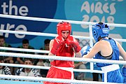 Deutsch: Boxen bei den Olympischen Jugendspielen 2018 Tag 12, 18. Oktober 2018 - Finale Leichtgewicht Mädchen – Oriana Saputo (Argentinien, blau) schlägt Emma Lawson (Australien, rot) 5-0; Ringrichter ist José Romero (Spanien). English: Boxing at the 2018 Summer Youth Olympics on 18 October 2018 – Girls' lightweight Bronze Medal Bout – Oriana Saputo (Argentina, blue) wins over Emma Lawson (Australie, red) 5-0; Referee is José Romero (Spain). Español: Boxeo en los Juegos Olímpicos Juveniles de Verano de 2018 en 18 de octubre de 2018 - Combate de medalla de bronce de las niñas: Oriana Saputo (Argentina, azul) gana a Emma Lawson (Australie, roja) 5-0; Árbitro es José Romero (España).