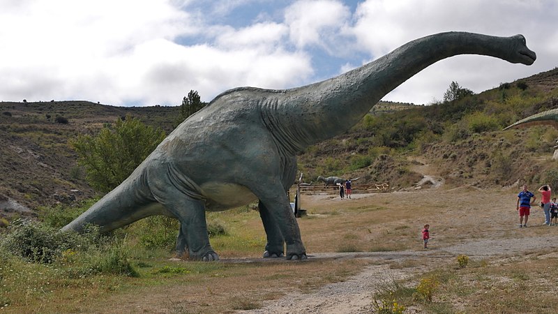 Archivo:Brachiosaurus model at Valdecevillo Enciso.jpg