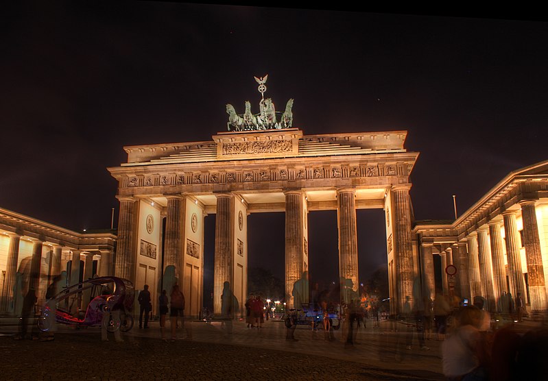 File:Brandenburger Tor, bei Nacht - panoramio (1).jpg