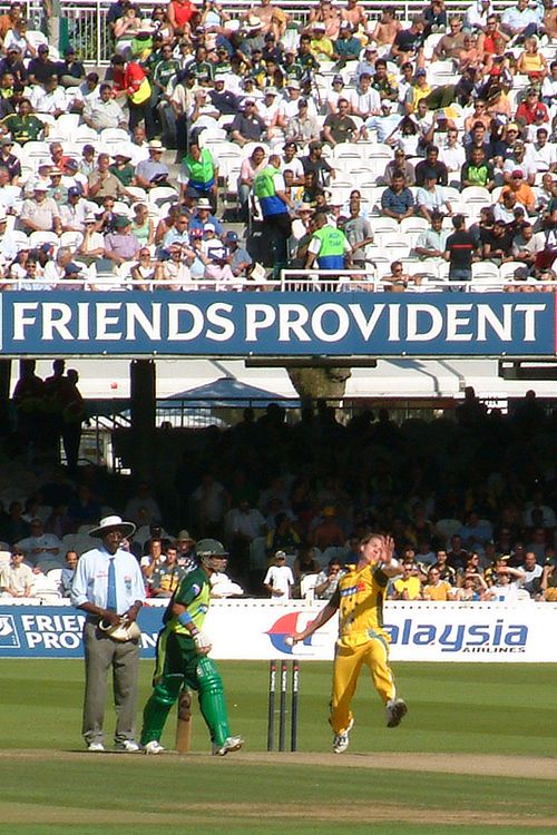 Lee bowling against Pakistan at Lord's, 2004-09-04