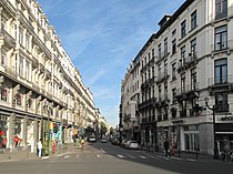 Rue Antoine Dansaert yang membatasi distrik dengan Quays.