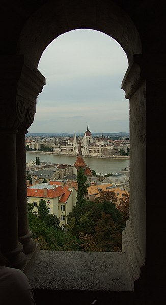 File:Budapešť, Budavár, pohled na parlament.JPG