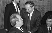 Oskar Lafontaine bei einer Beratung der Ministerpräsidenten mit Johannes Rau in Bonn (1986) (Quelle: Wikimedia)