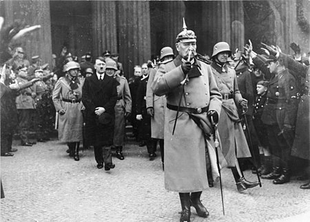 Tập_tin:Bundesarchiv_Bild_102-00783,_Berlin,_Hindenburg_und_Hitler_am_Volkstrauertag.jpg