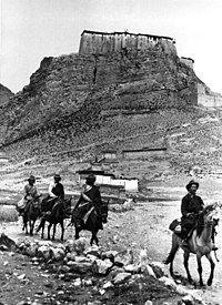 Kampa Dzong in 1938 Bundesarchiv Bild 135-S-04-15-10, Tibetexpedition, Reiter, Burg Kampa Dzong.jpg