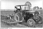 Bundesarchiv Bild 183-16762-0003, Pfaffendorf, Traktorist bei der Feldarbeit