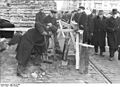 Bundesarchiv Bild 183-J31388, Berlin, Bau von Straßensperren.jpg