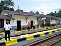 Bangunan Stasiun Cikadongdong dari dalam area stasiun