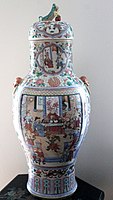 1800-talls porselensvase med lokk, malt med overglasur emaljer fra Guangdong provinsen. Denne typen, kjent for sin fargerike dekorasjon som dekker det meste av overflaten, var populær som eksportvare