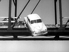 …qui se termine tragiquement, la voiture des femmes tombant d'un pont dans une rivière.