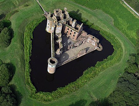 ไฟล์:Caerlaverock Castle from the air.jpg
