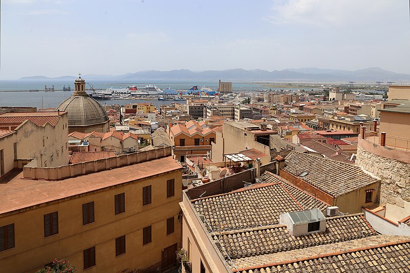 File:Cagliari, palazzo dell'università, veduta 01.jpg