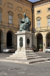 La statua dedicata a Papa Sisto V in Piazza Cavour