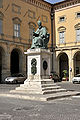 La statua dedicata a Papa Sisto V in Piazza Cavour