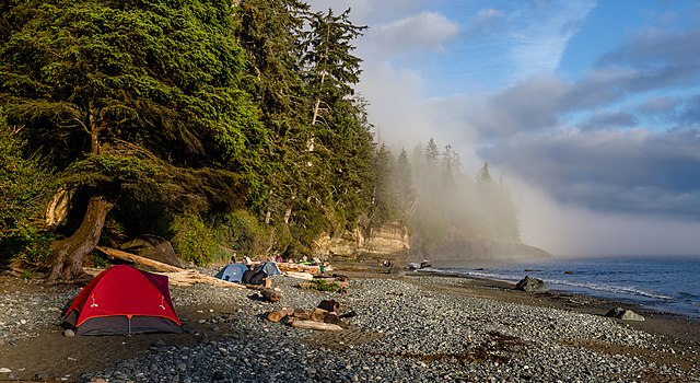 Палаточный лагерь на побережье острова Ванкувер