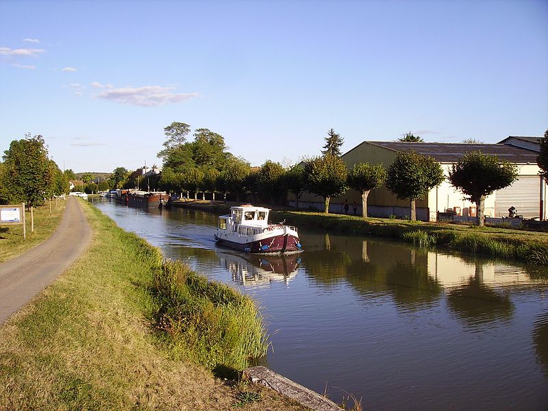 File:Canal de jonction à Saint-Thibault-sur-Loire.jpg