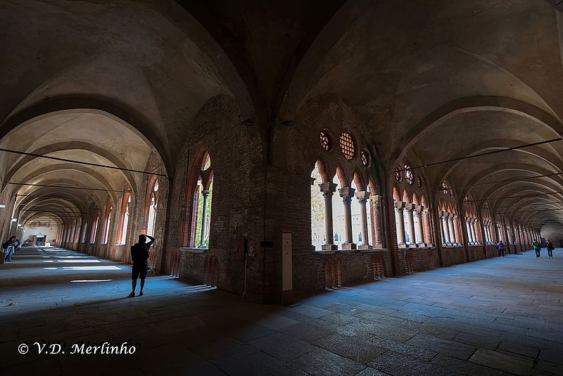 File:Castello Visconteo doppi portici con giochi di luci.jpg